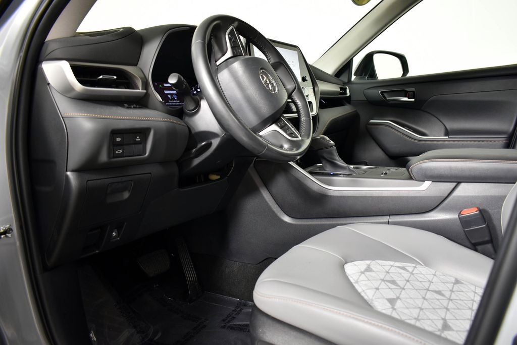 2023 Toyota Highlander Hybrid Bronze Edition