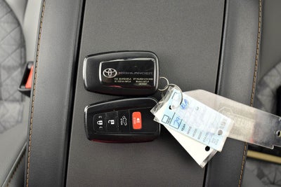 2023 Toyota Highlander Hybrid Bronze Edition