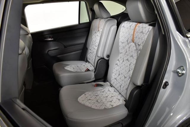 2023 Toyota Highlander Hybrid Bronze Edition