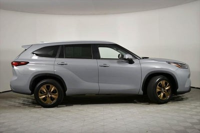 2023 Toyota Highlander Hybrid Bronze Edition