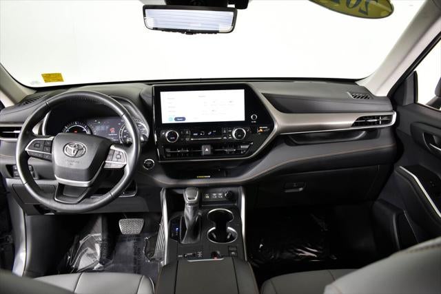 2023 Toyota Highlander Hybrid Bronze Edition