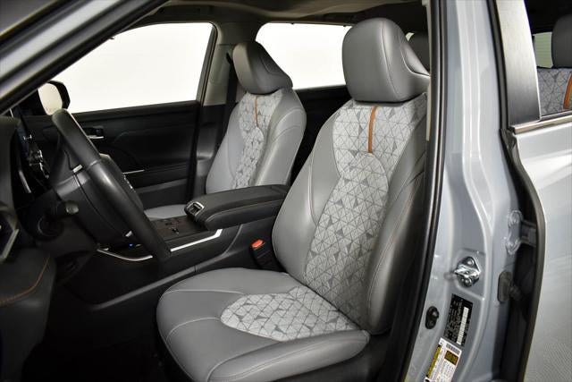 2023 Toyota Highlander Hybrid Bronze Edition