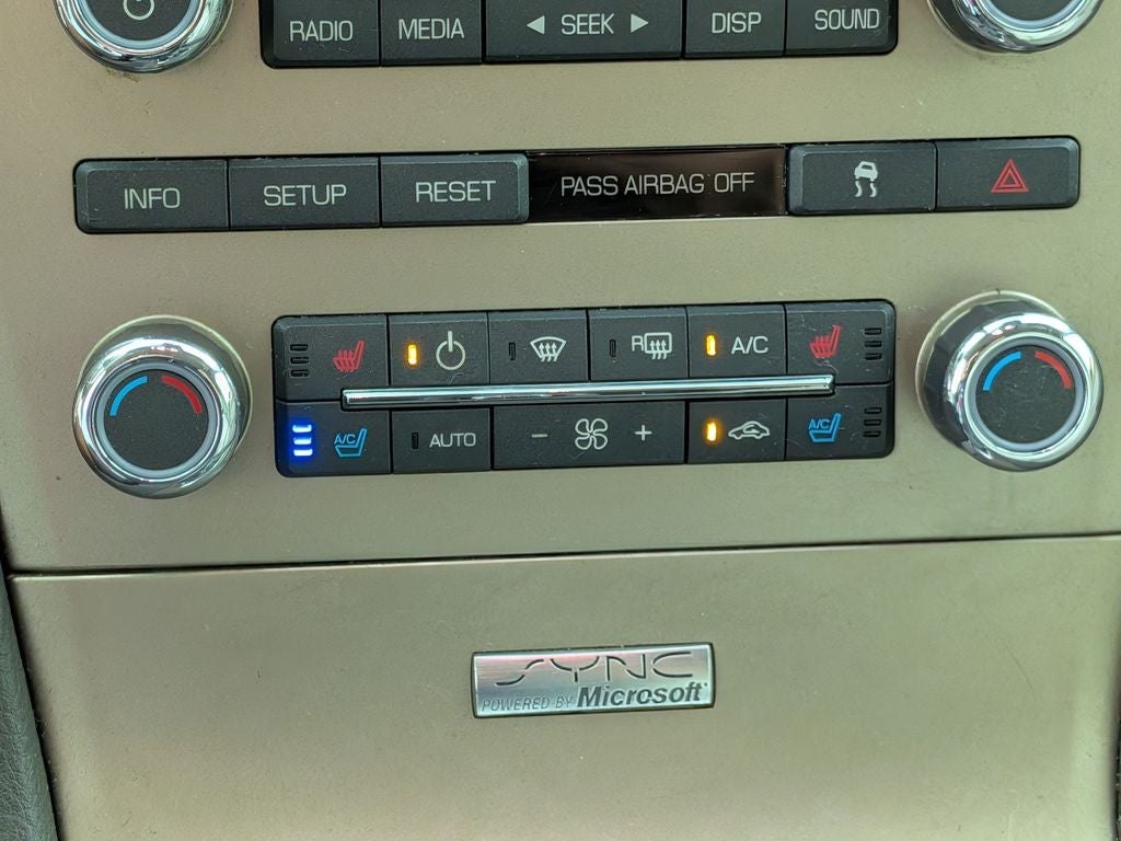 2010 Lincoln MKT Base