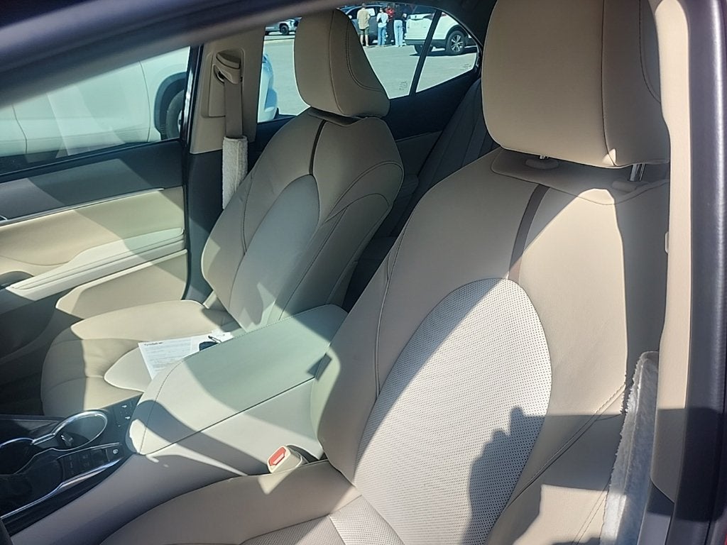 2020 Toyota Camry Hybrid XLE