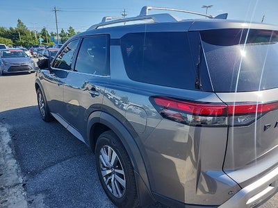 2022 Nissan Pathfinder SL