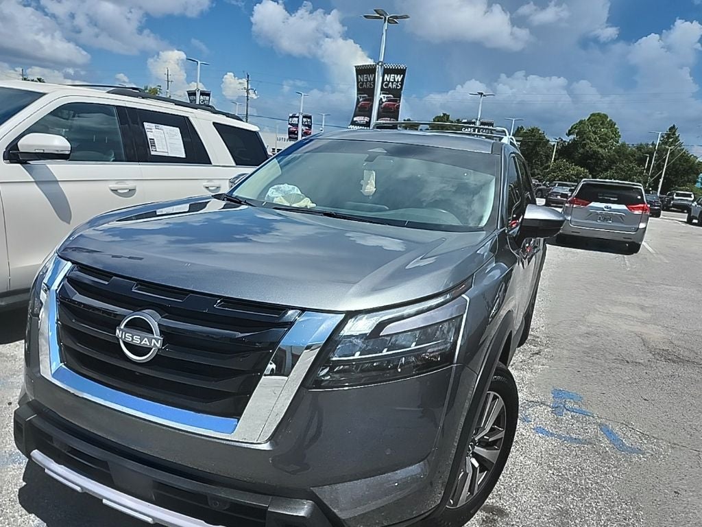 2025 Nissan Pathfinder SL