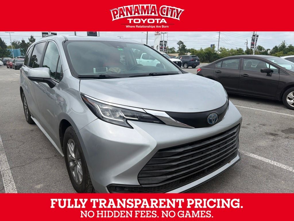 2022 Toyota Sienna LE 8 Passenger