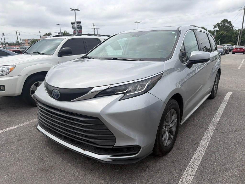 2022 Toyota Sienna LE 8 Passenger