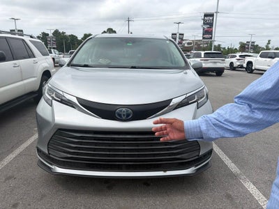 2022 Toyota Sienna LE 8 Passenger