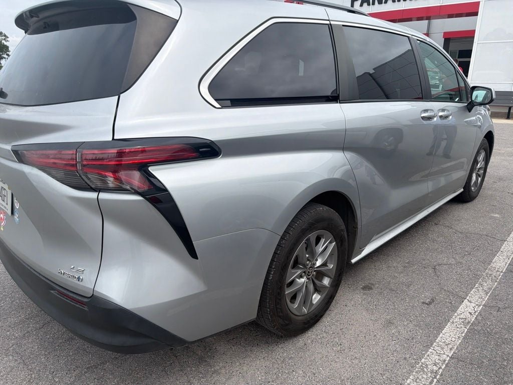 2022 Toyota Sienna LE 8 Passenger