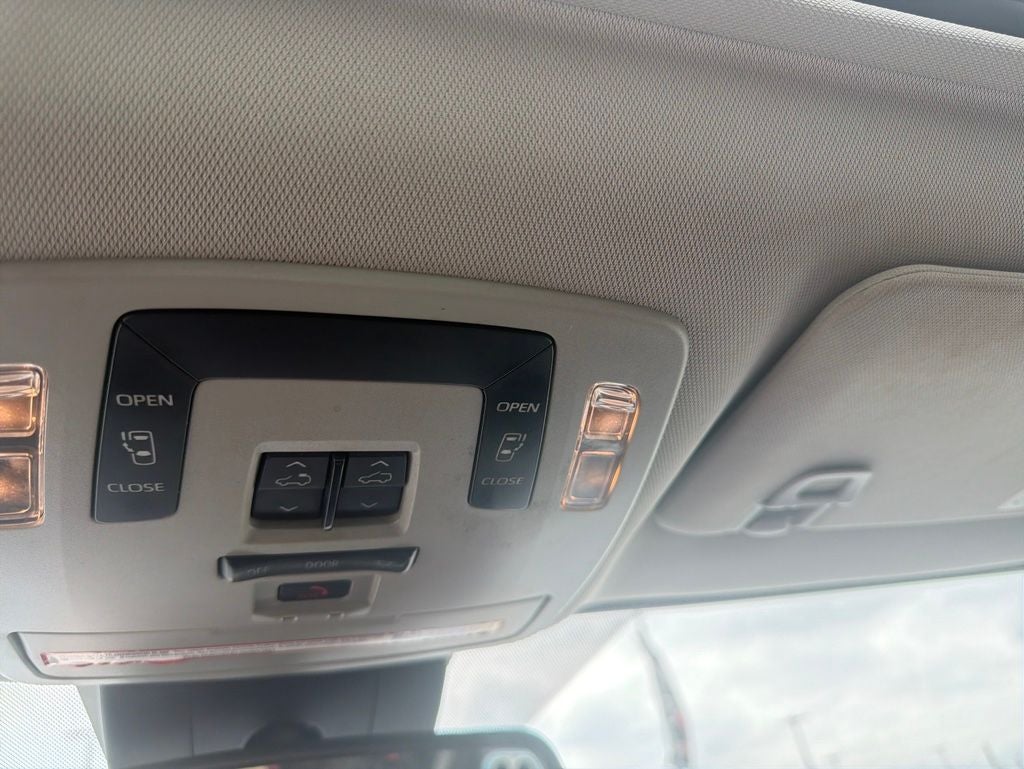 2022 Toyota Sienna LE 8 Passenger