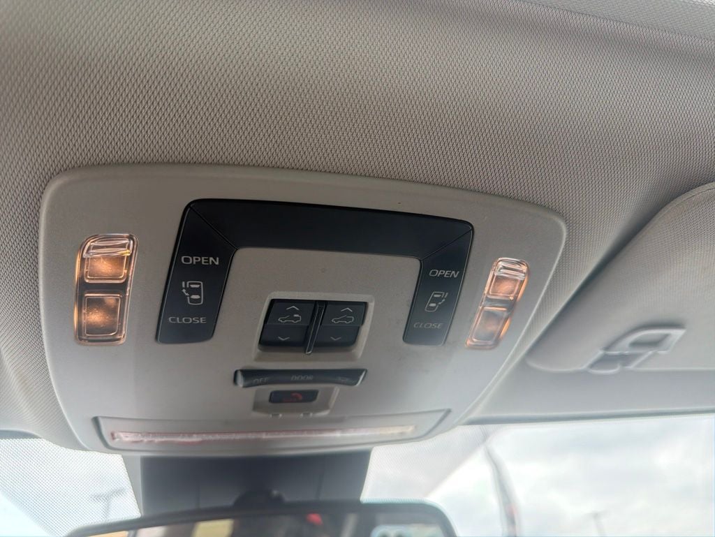 2022 Toyota Sienna LE 8 Passenger