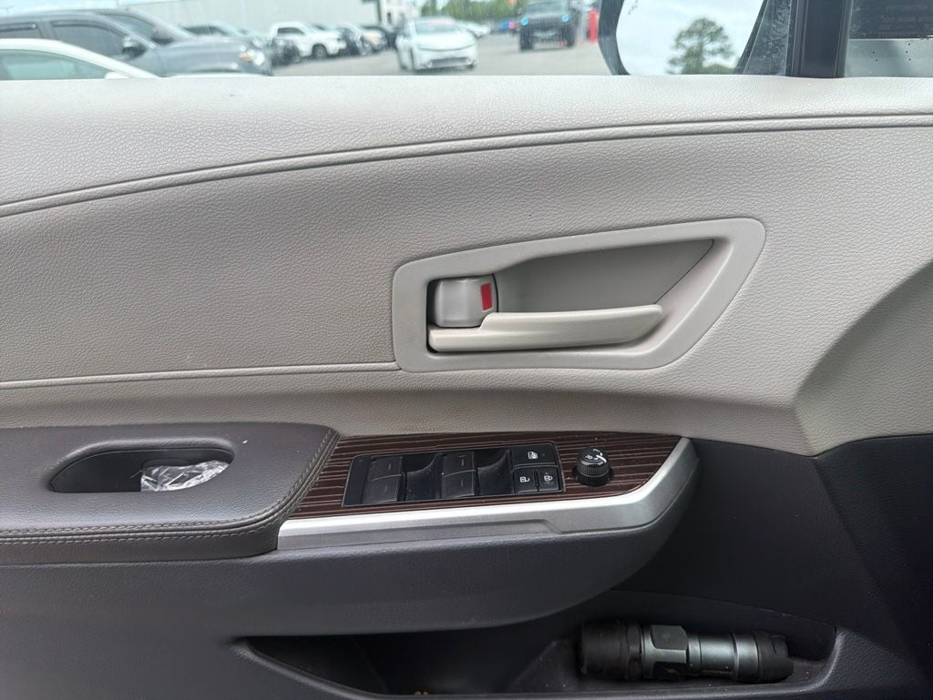 2022 Toyota Sienna LE 8 Passenger
