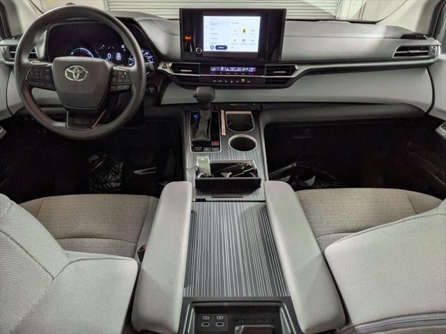 2025 Toyota SIENNA LE LE 8 Passenger