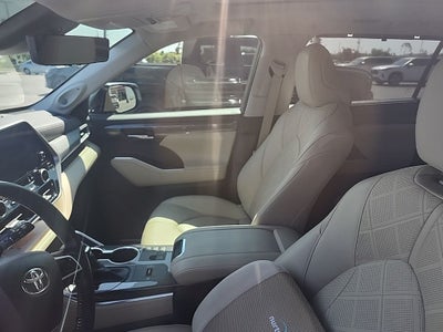 2023 Toyota Highlander Hybrid Platinum