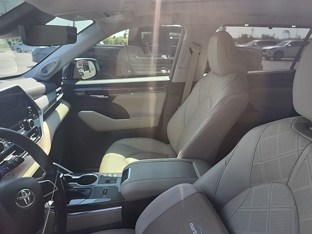 2023 Toyota Highlander Hybrid Platinum