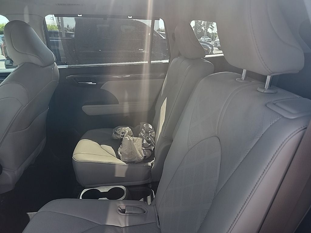 2023 Toyota Highlander Hybrid Platinum