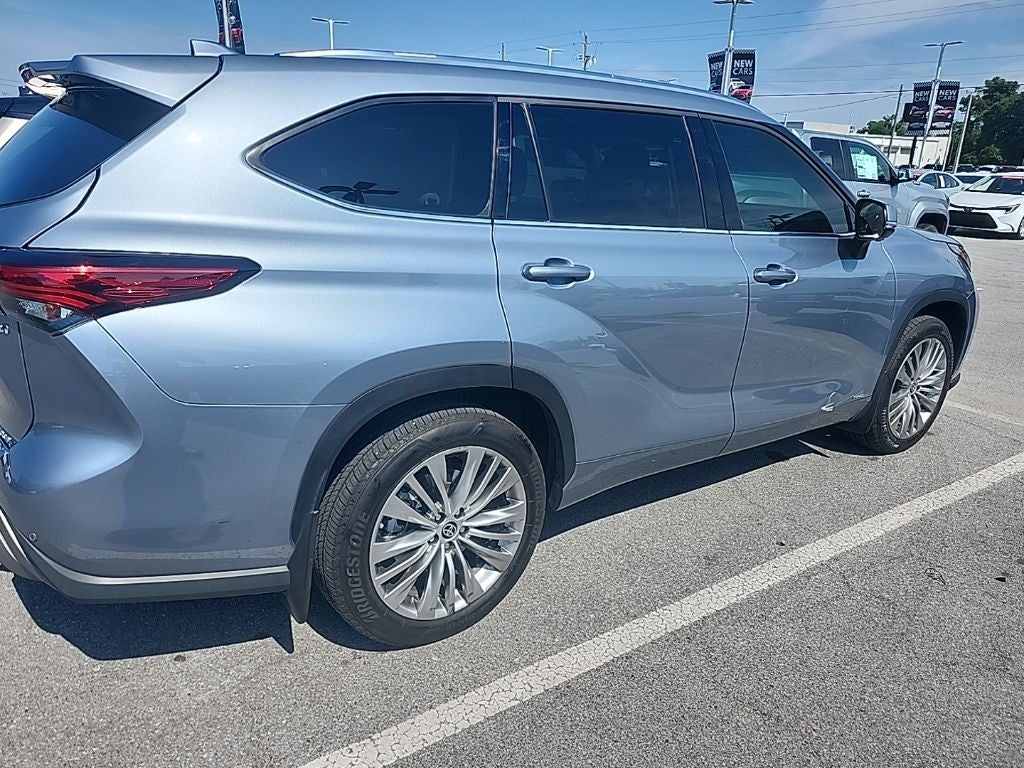 2023 Toyota Highlander Hybrid Platinum