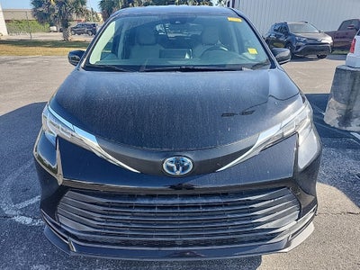2021 Toyota Sienna LE 8 Passenger