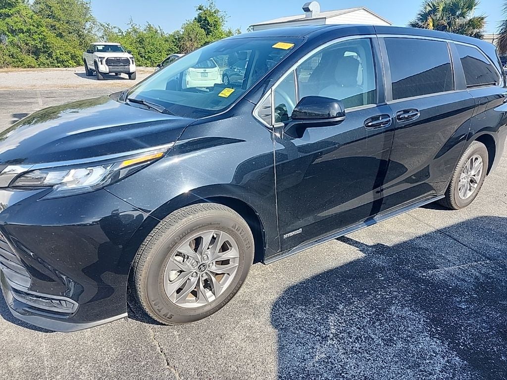 2021 Toyota Sienna LE 8 Passenger