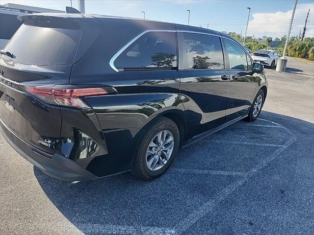 2021 Toyota SIENNA LE LE 8 Passenger