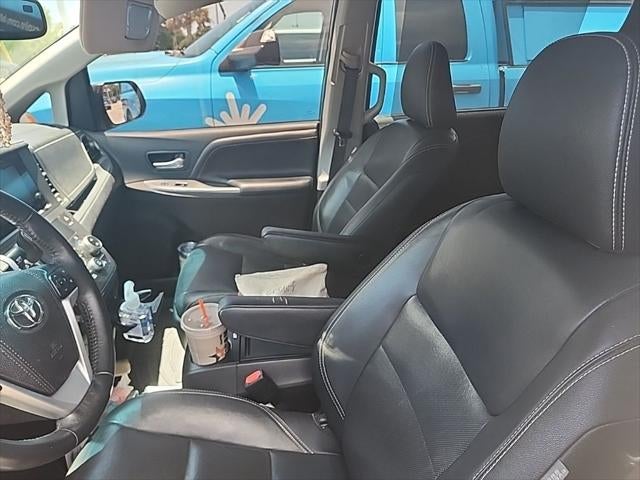 2017 Toyota Sienna SE Premium 8 Passenger