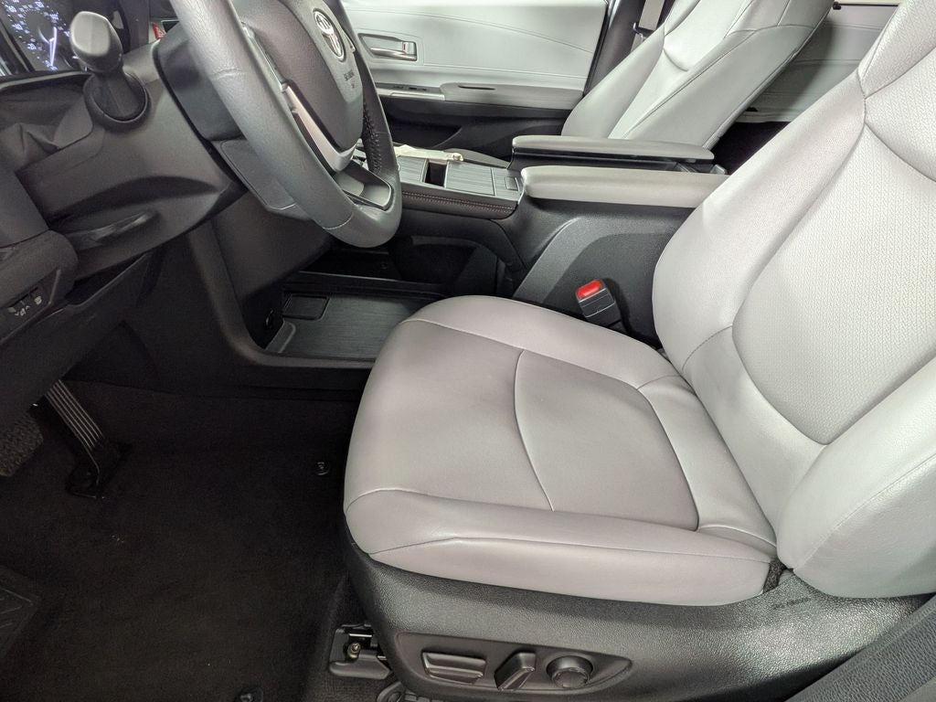 2025 Toyota Sienna XLE 8 Passenger