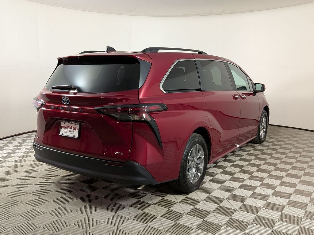 2025 Toyota Sienna XLE 8 Passenger