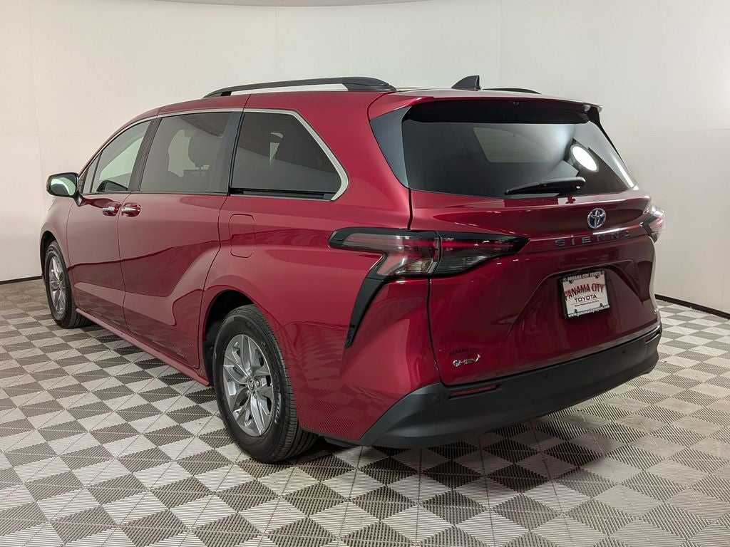 2025 Toyota Sienna XLE 8 Passenger