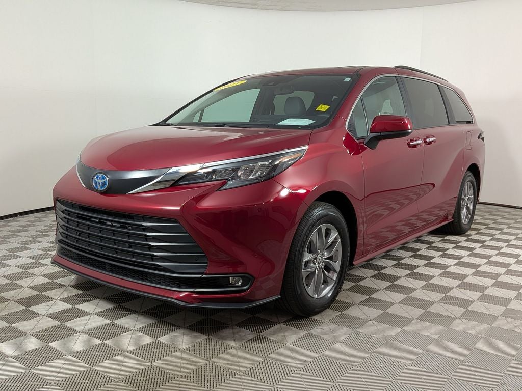 2025 Toyota Sienna XLE 8 Passenger