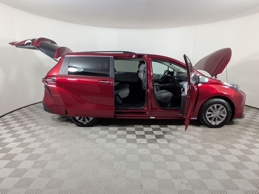 2025 Toyota Sienna XLE 8 Passenger