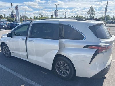 2021 Toyota SIENNA XLE XLE 8 Passenger