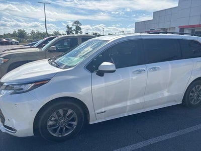 2021 Toyota SIENNA XLE XLE 8 Passenger