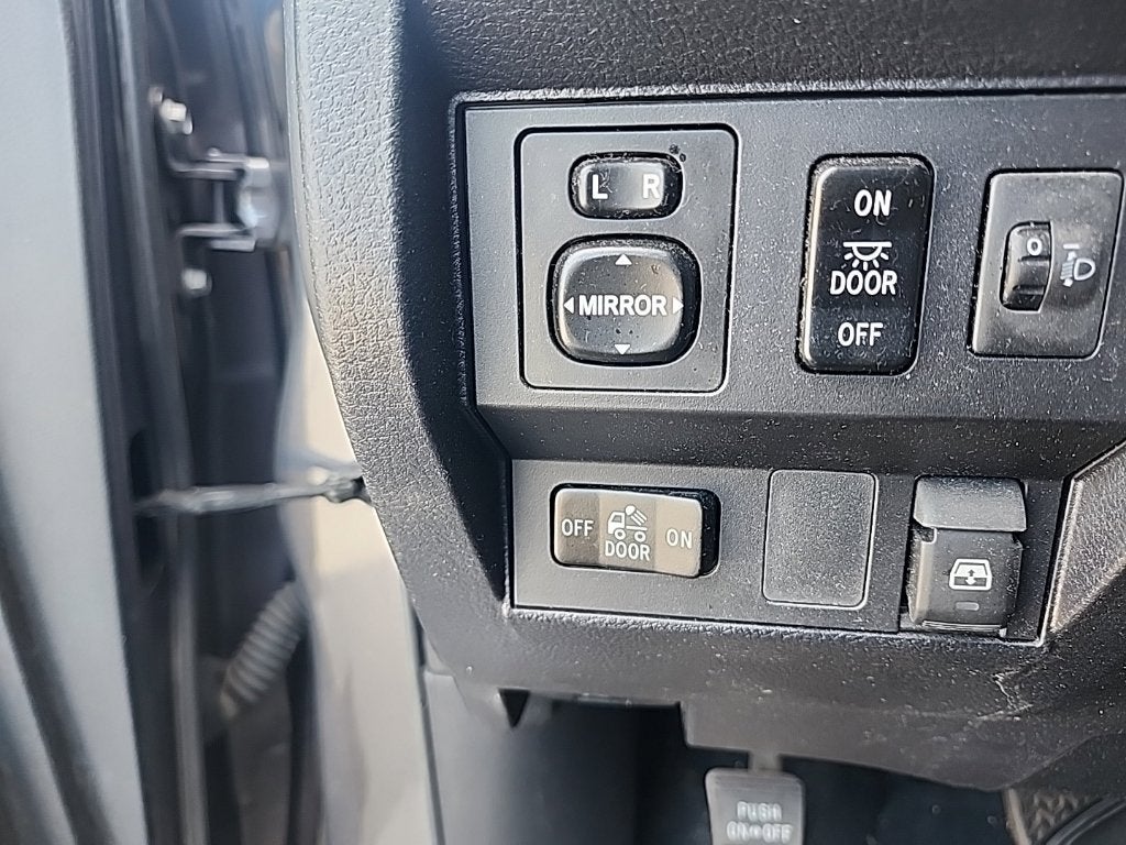 2017 Toyota TUNDRA 4X4 SR5