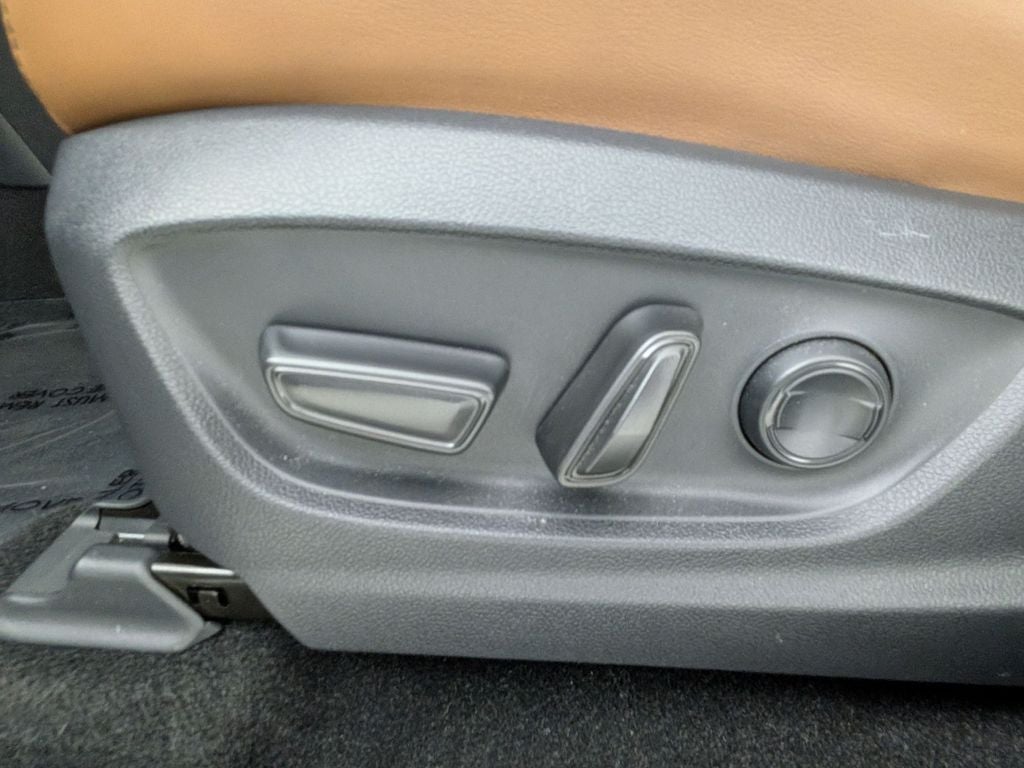 2025 Toyota CROWN SIGNIA Limited